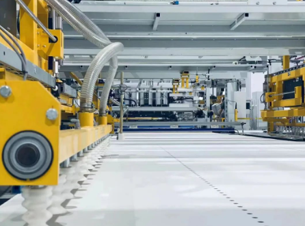 亚洲首台温康纳七九尺双面压贴生产线初步调试成功